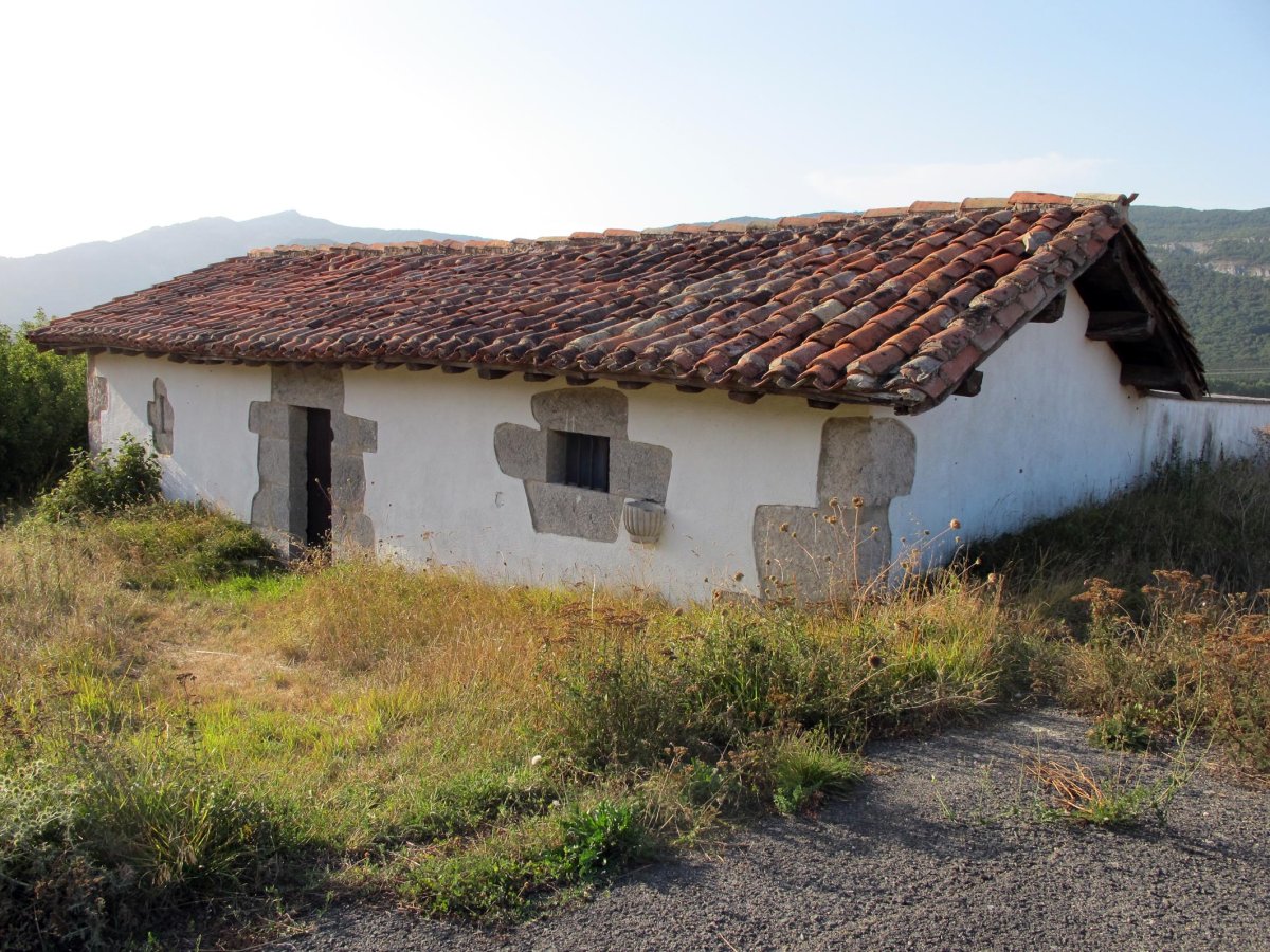 Santa Barbara ermita Satrustegiko hilerrian