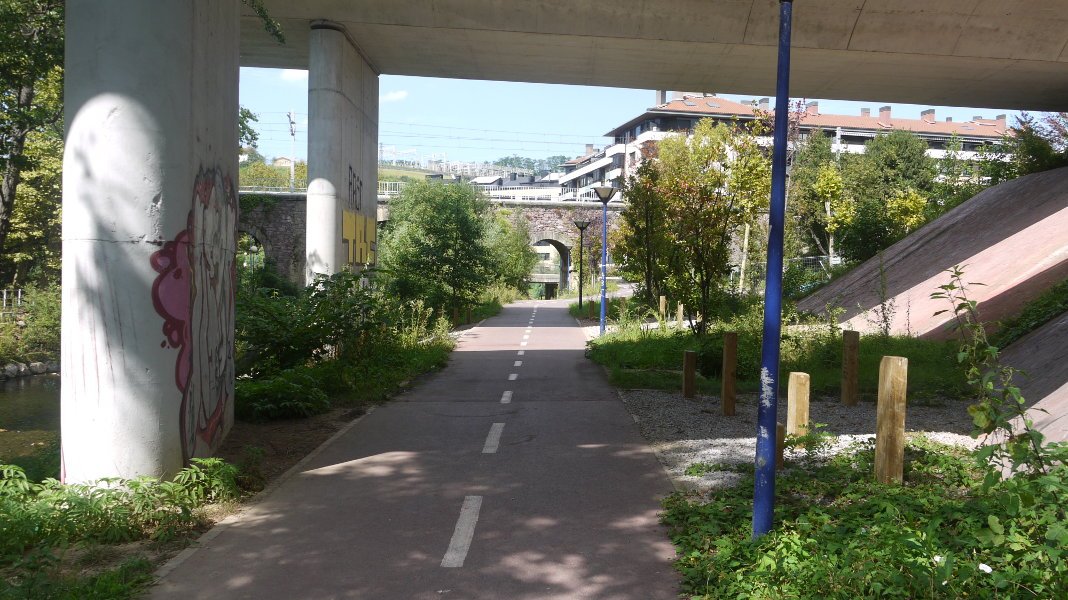 Autopistaren azpiko pasaera