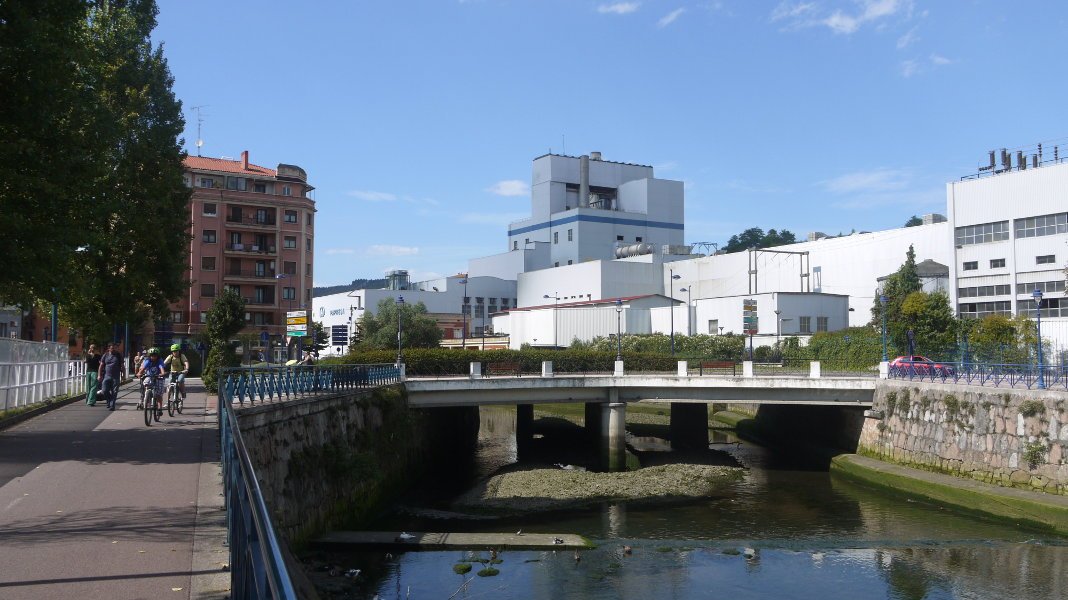 Papelera eta zubia Oiartzun ibaiaren gainean