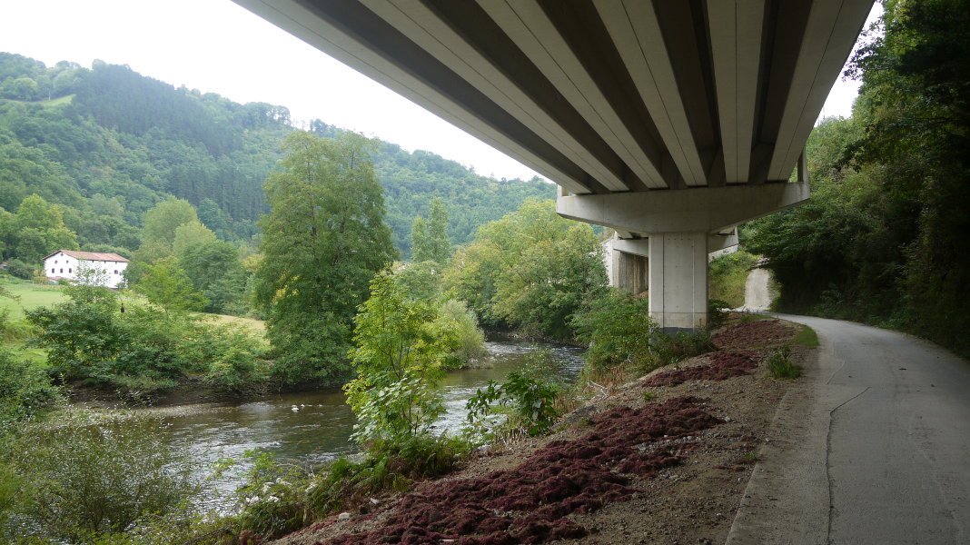 Sunbillatik Igantzi aldera, errepide berriaren azpitik