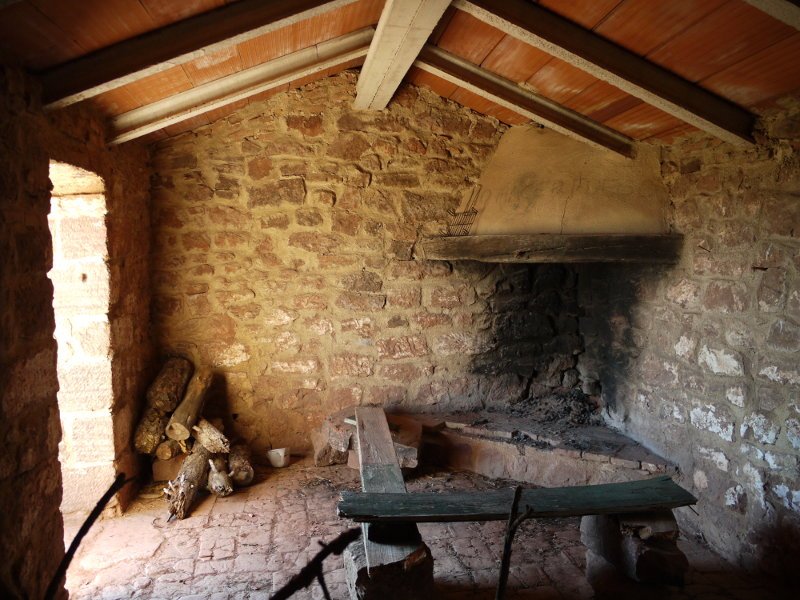 Aterpe bezala erabiltzeko prestatuta dago alde bat