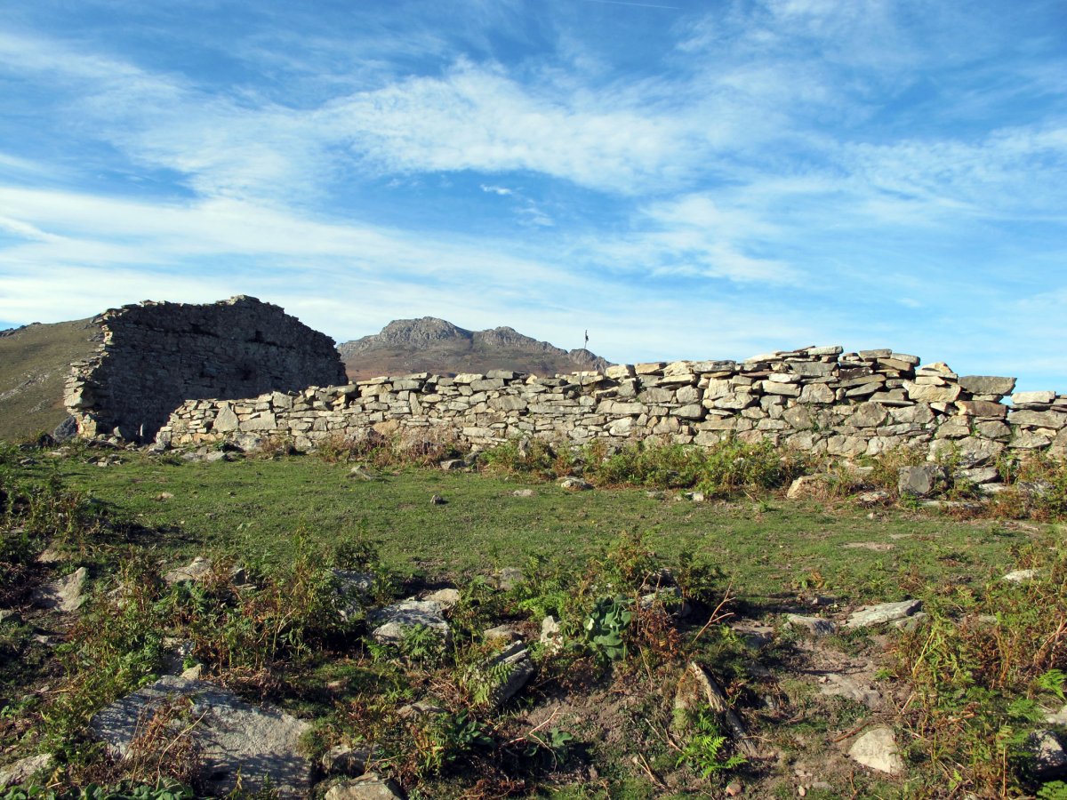 Olhain ermitaren hondakinak Sara aldean