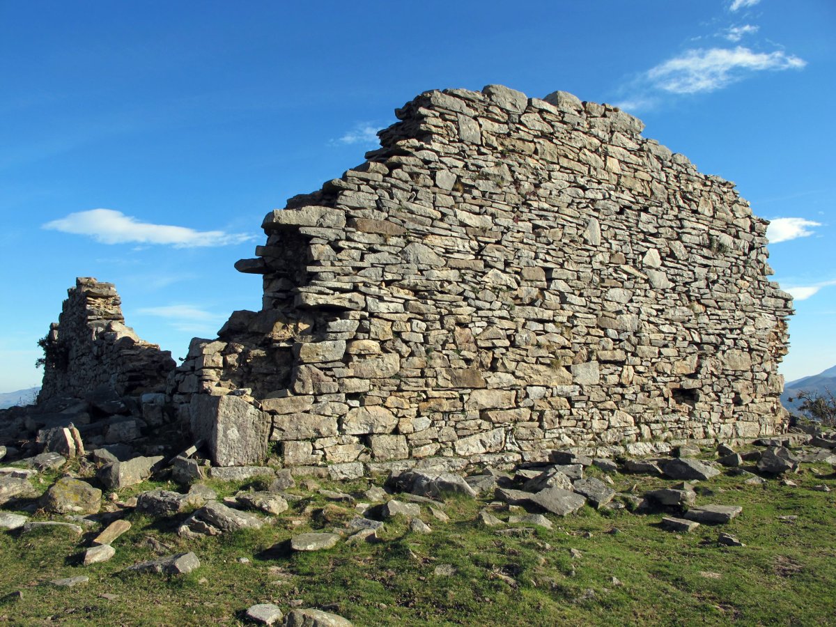 Olhain ermitaren hondakinak Sara aldean