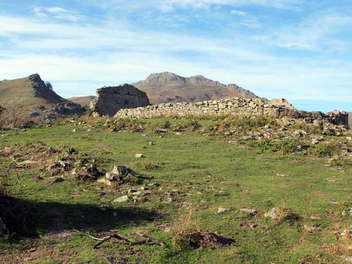 Olhain ermitaren hondakinak Sara aldean