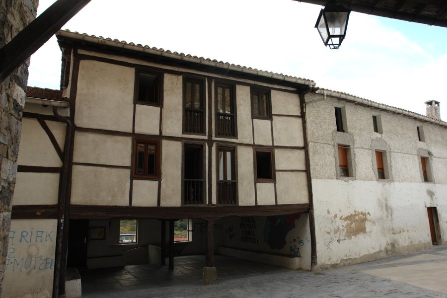 Berberotegi etxea, Elizaren aurrean