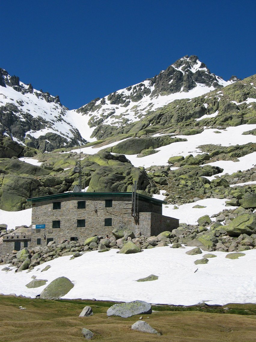 Elola aterpearen gainean