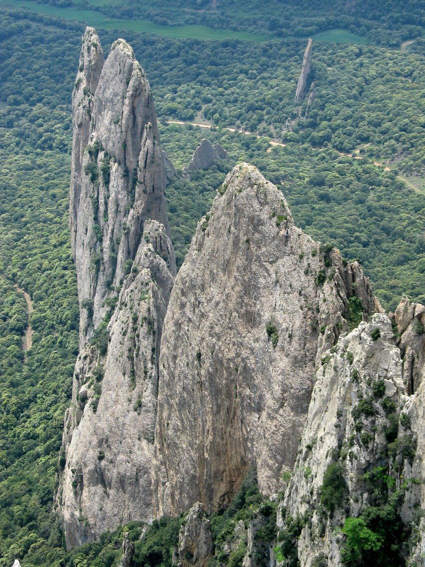 Dos Hermanas izeneko haitzak goi aldeko gandorretik