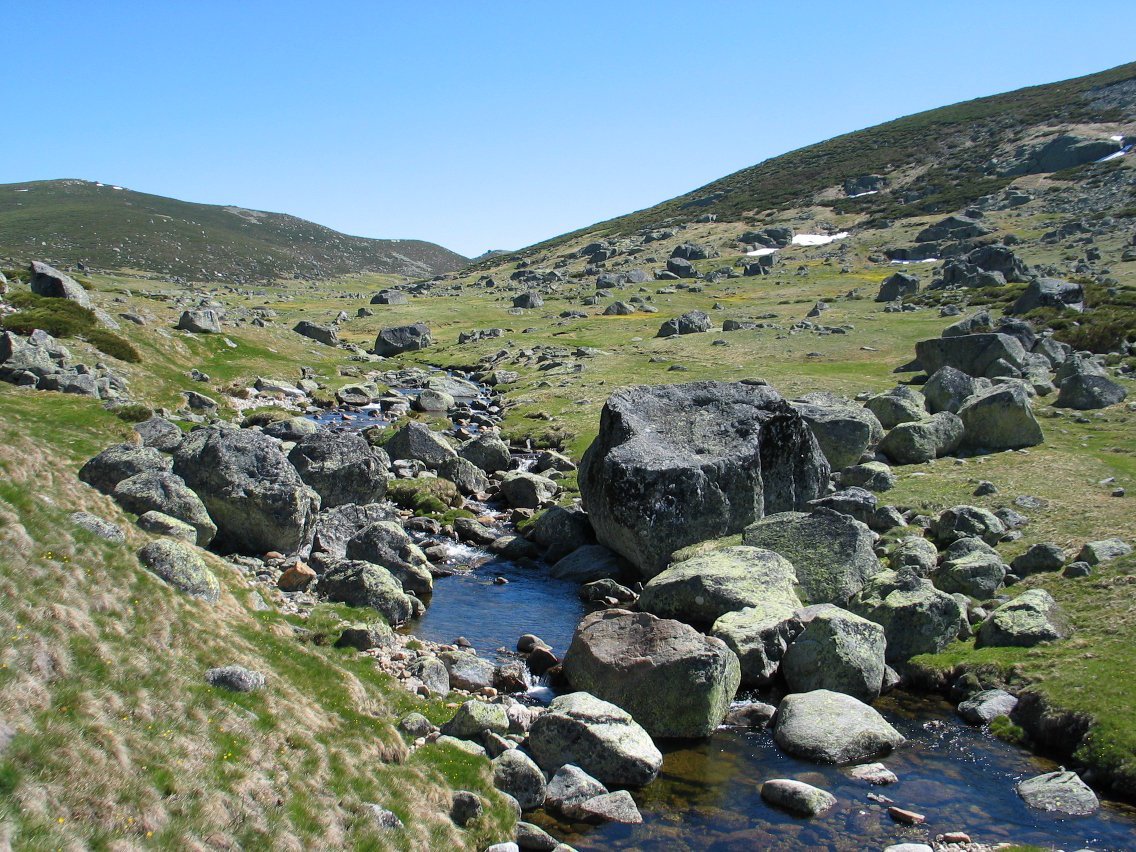 Prado Puerto zeharkatzen duen erreka