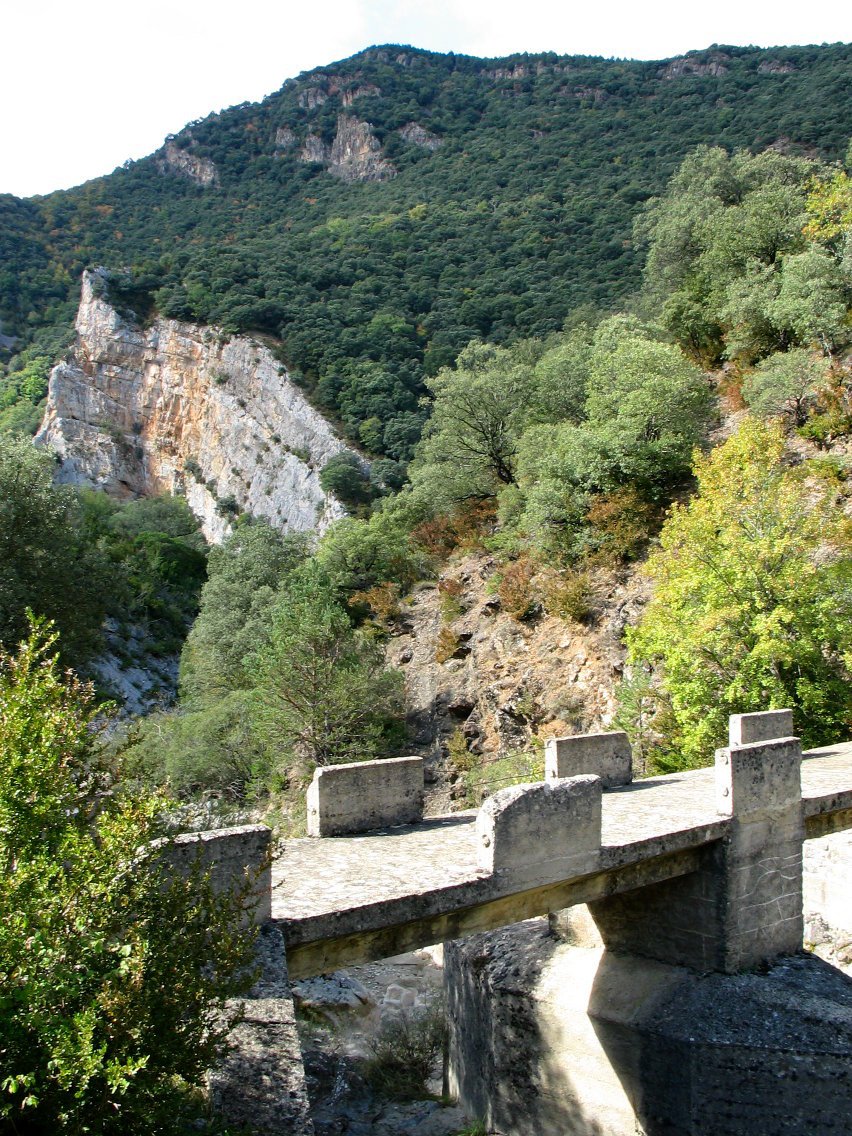 Egurzanos errekaren gaineko zubia