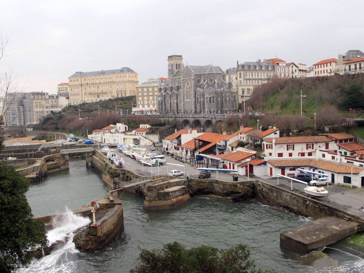 Portu zaharra eta Santa Eugenia eliza