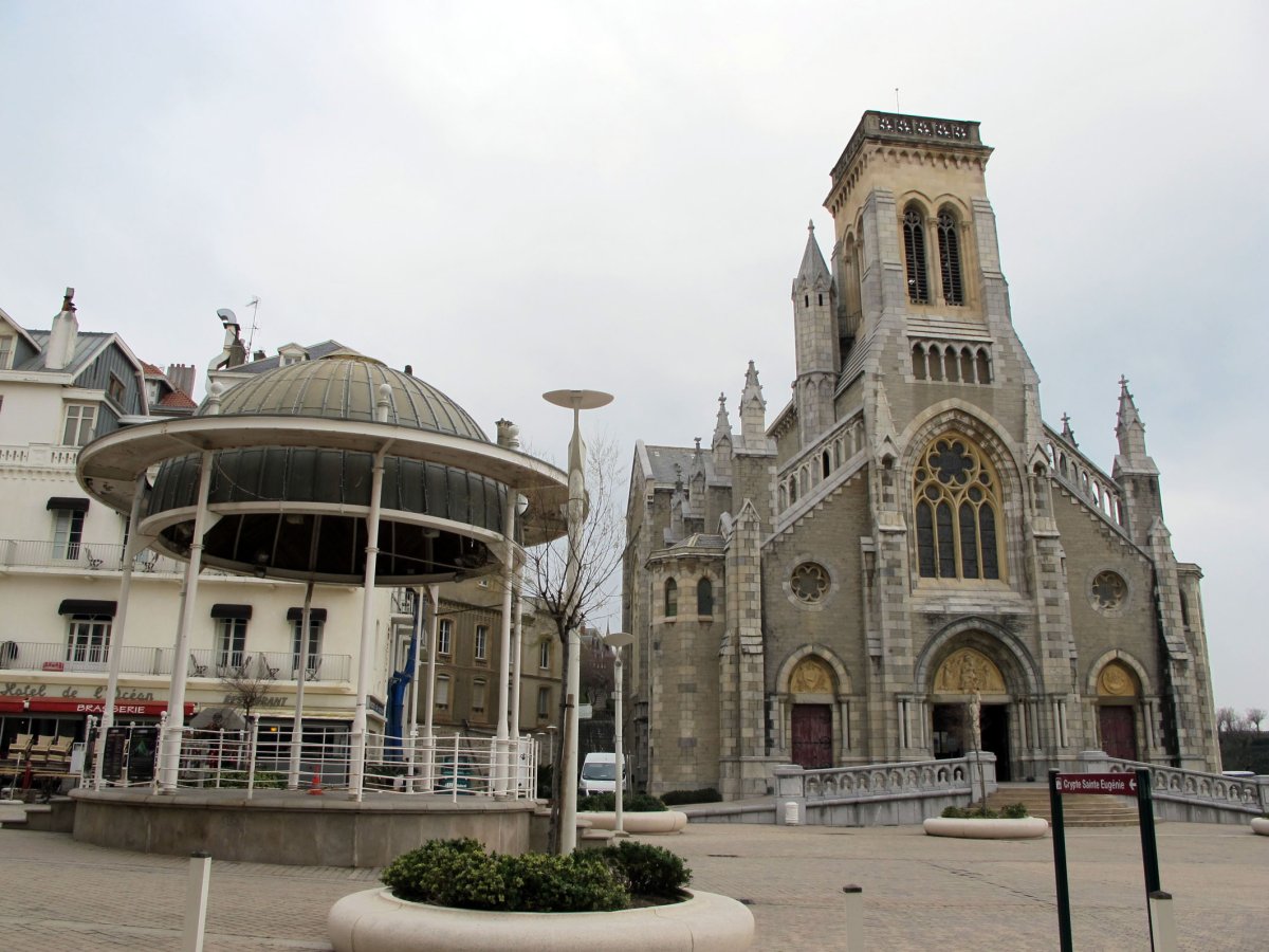 Kioskoa eta Santa Eugenia eliza