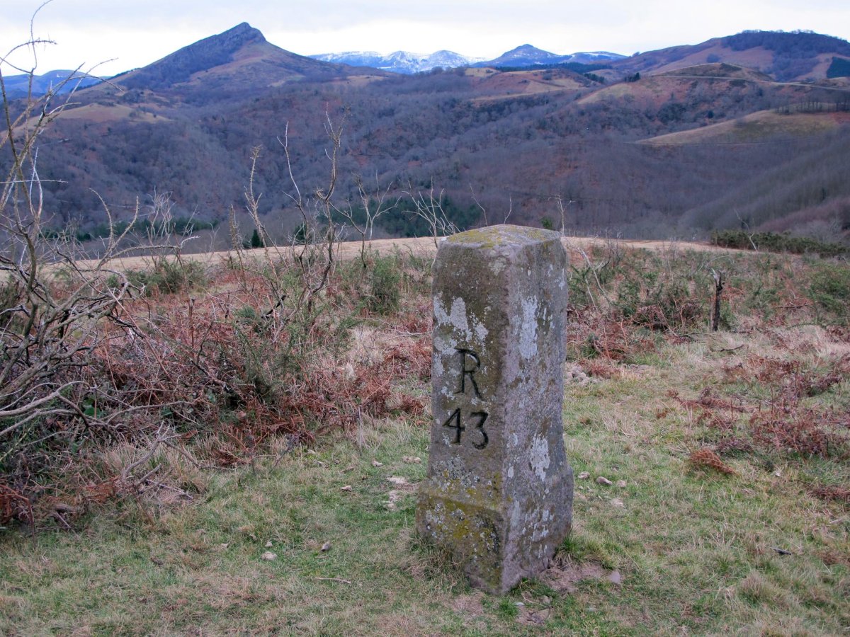 Sara eta Etxalarko mugarria