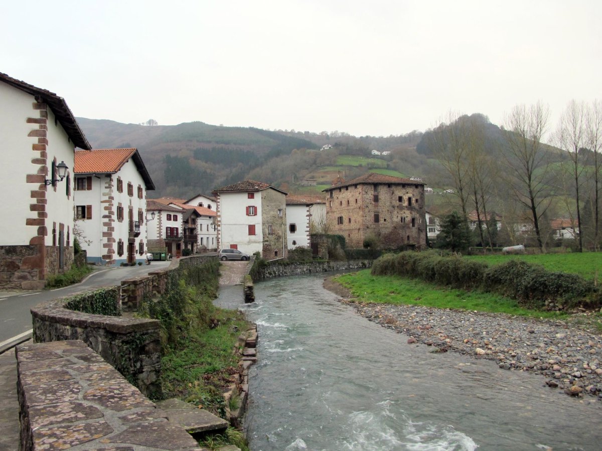 Gaztelua Dorretxea Tximista erreka ertzean