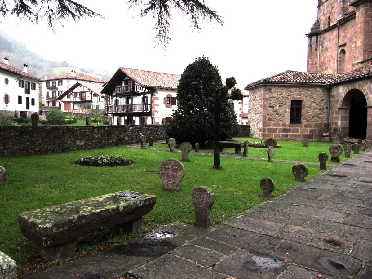 Eliz atariko Hilarriak