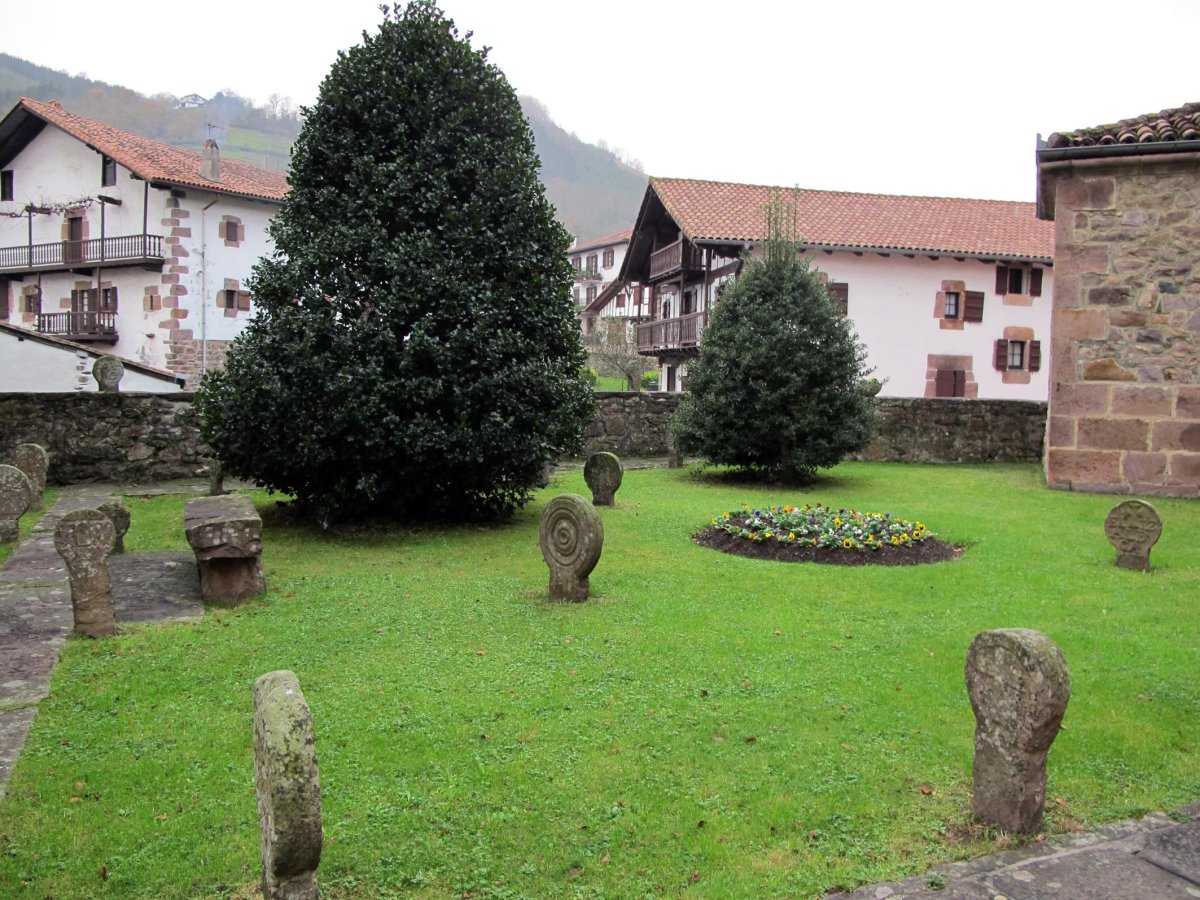 Eliz atariko Hilarriak