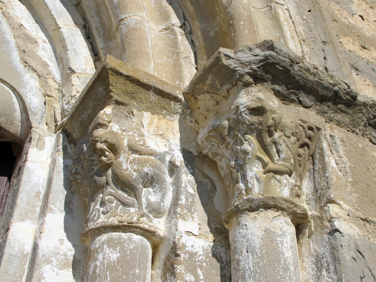 Sarrerako atearen eskubiko kapitela