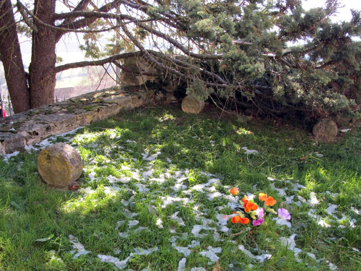 Eliz atariko Hilarriak