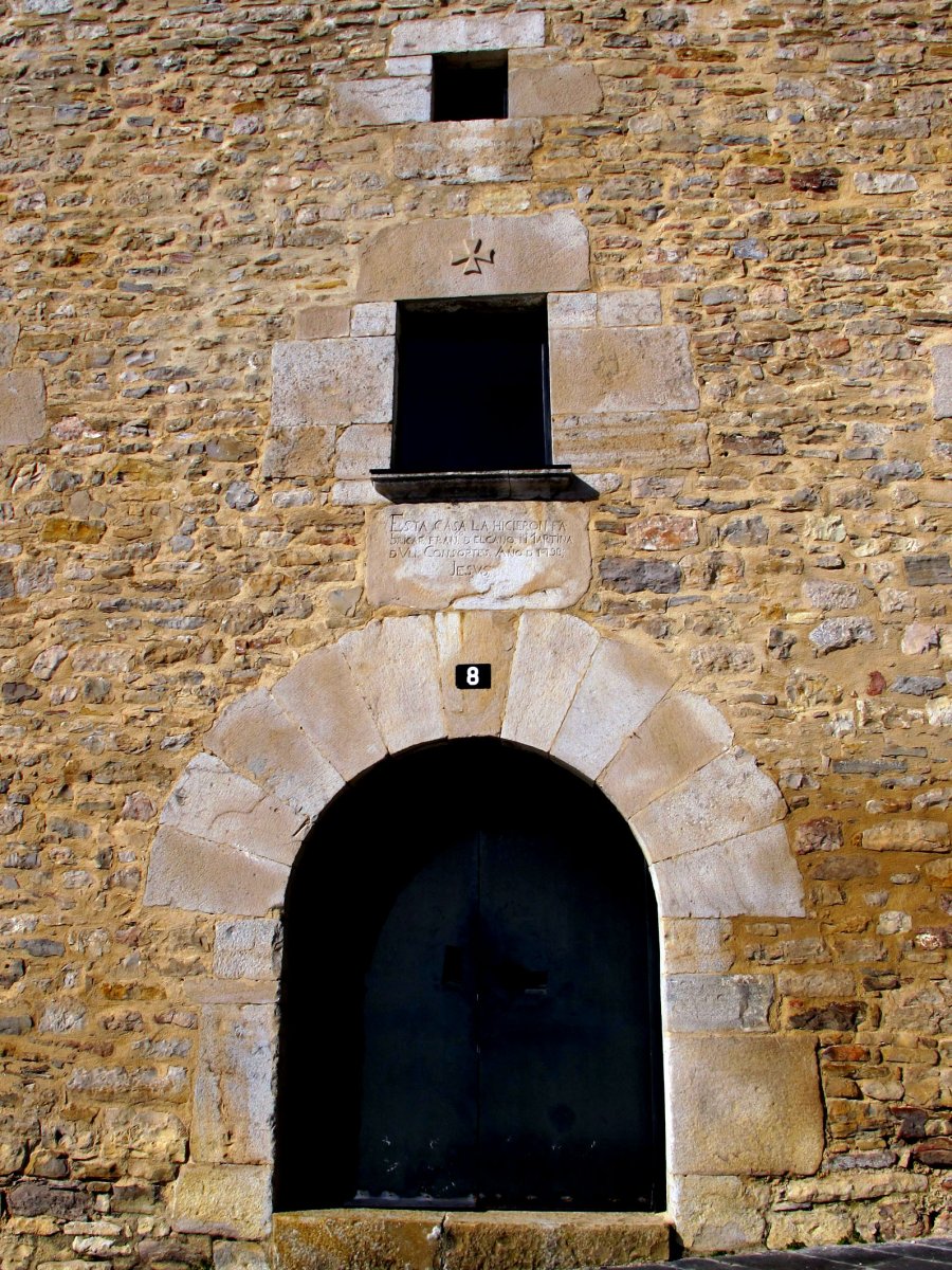 Arkodun atea eta leihoak