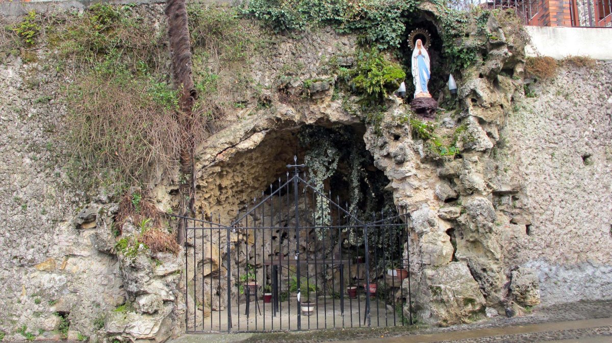 Urkabeko Lurdestxiki gruta