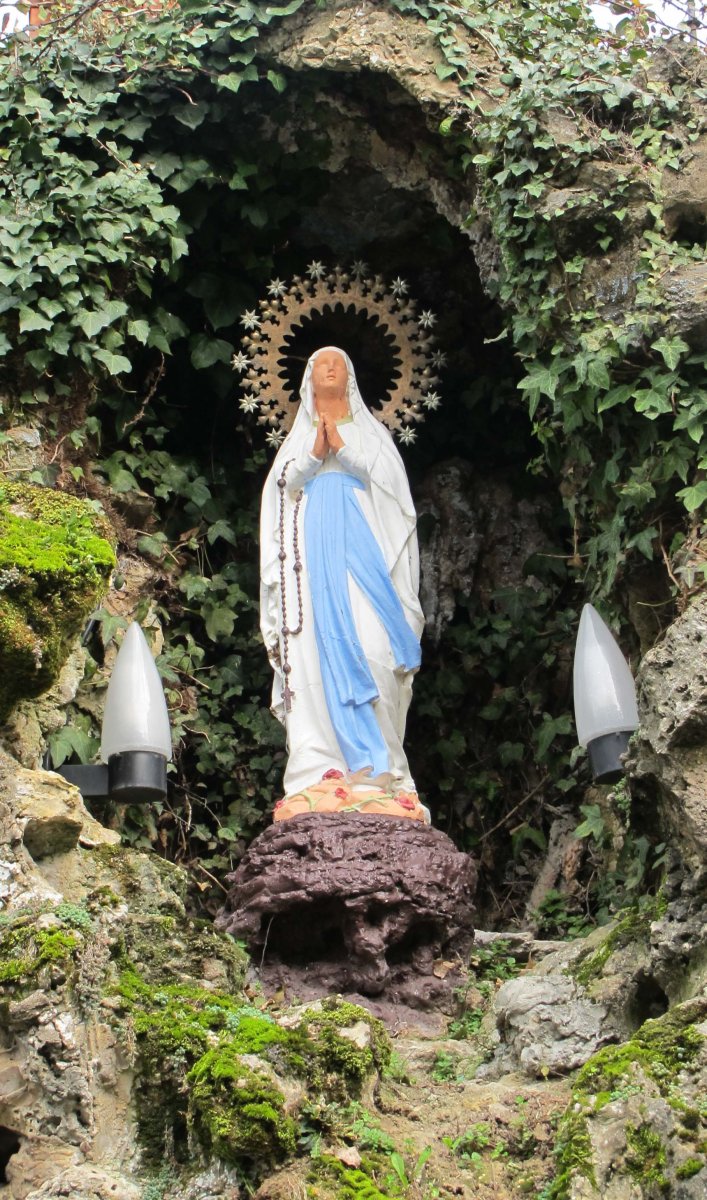 Urkabeko Lurdestxiki gruta