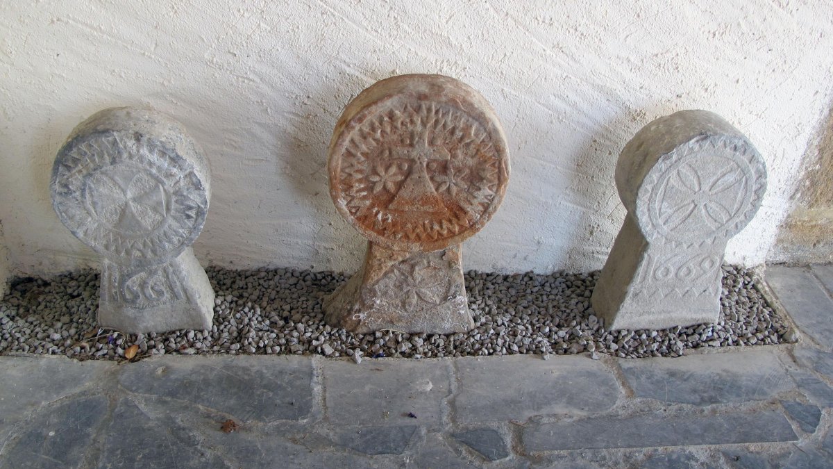 Eliz atariko Hilarriak