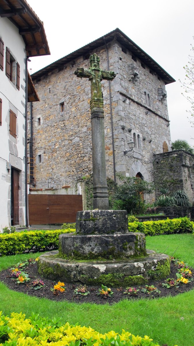 Kruzeroa dorretxearen aldamenean