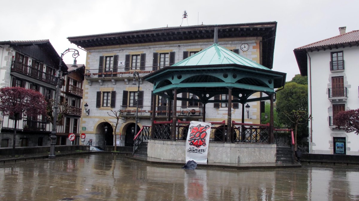 Plaza Zaharra, kioskoa eta Udaletxea