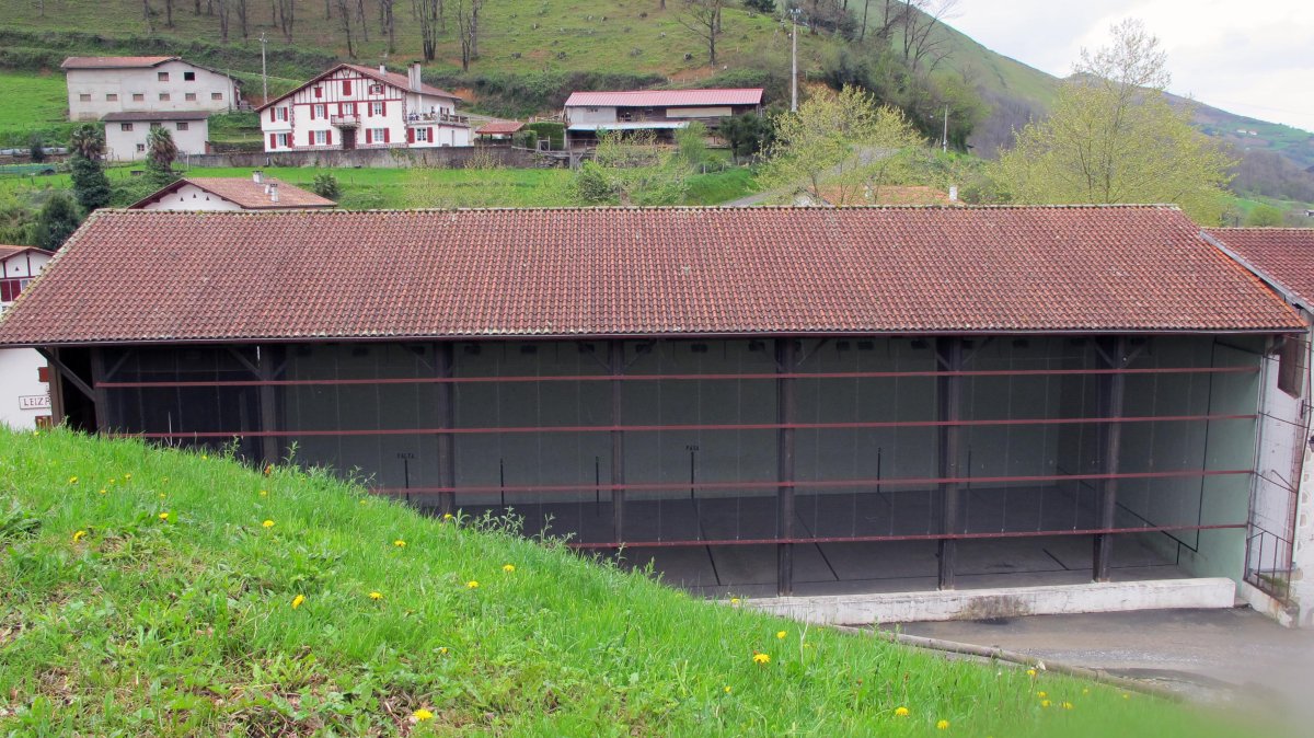 Ezterenzubi, pilotalekua