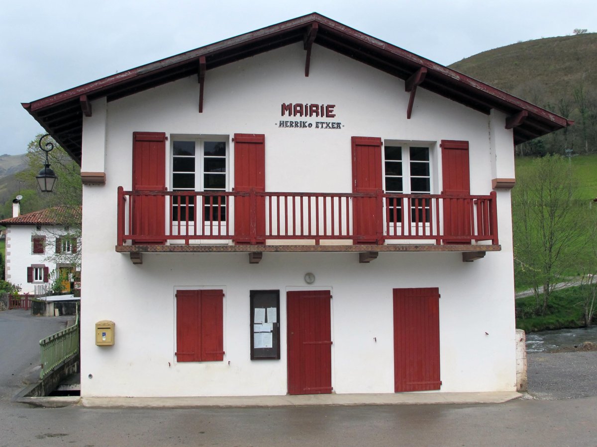 Ezterenzubi, udaletxea