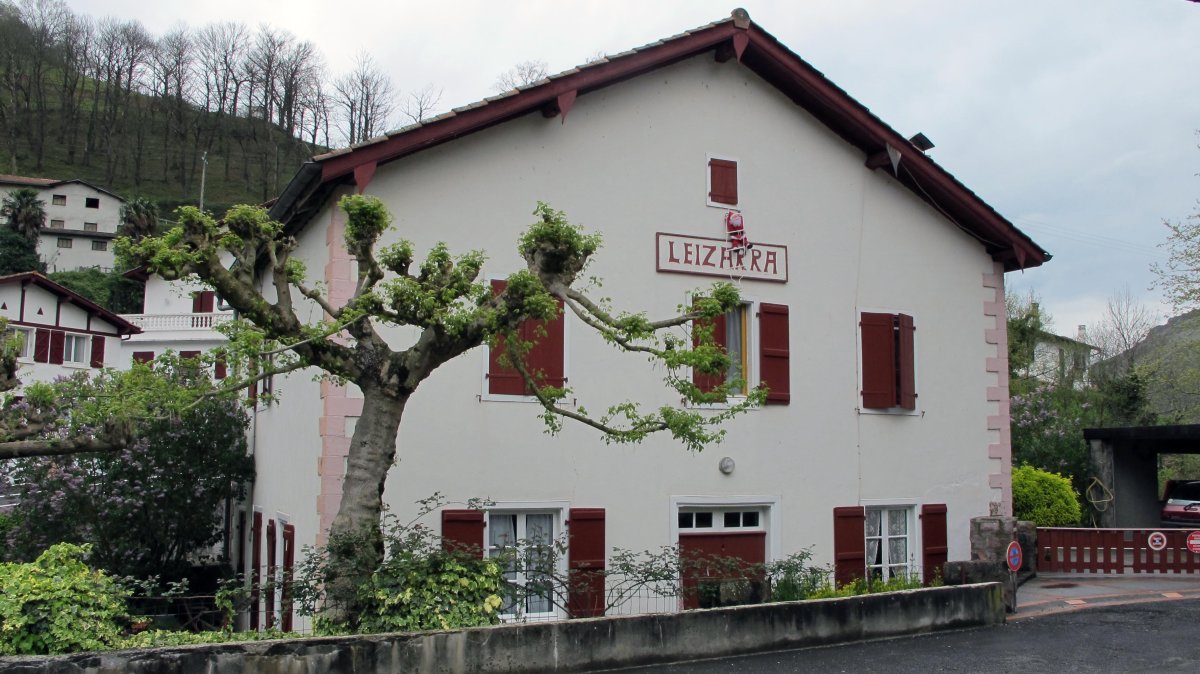 Ezterenzubi, Leizarra etxea