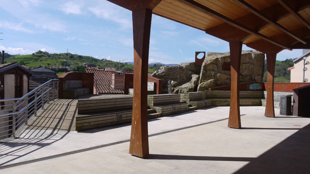 Oteitzaren omenezko plaza txikia eliz atarian