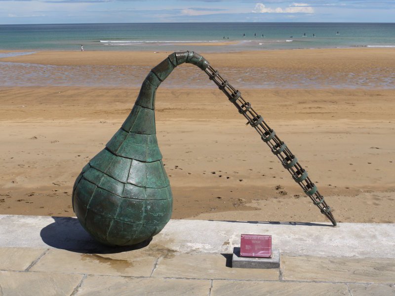 Hondartzako eskultura bat