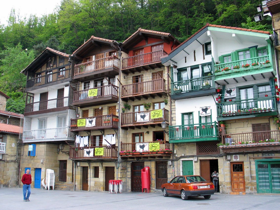 Donibaneko plazako etxeak