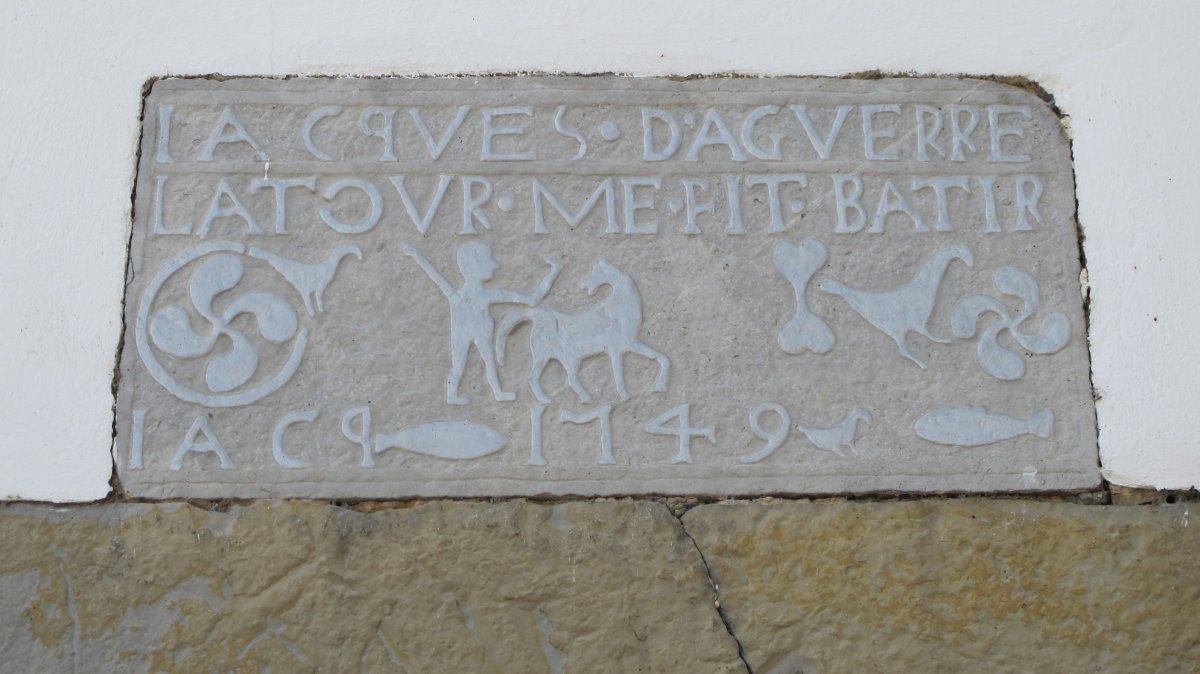 Izura-Asmeko etxe baten epigrafia