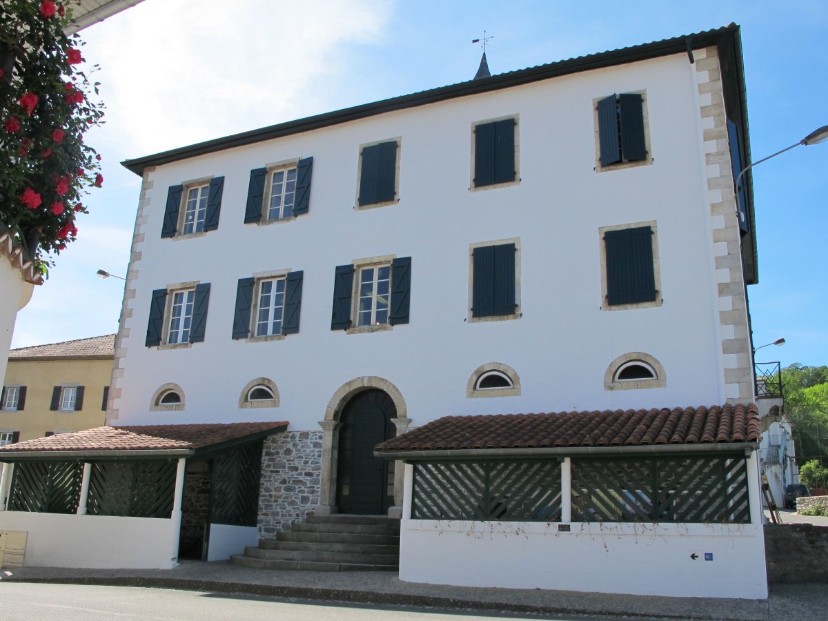 Udaletxearen atzeko aldea