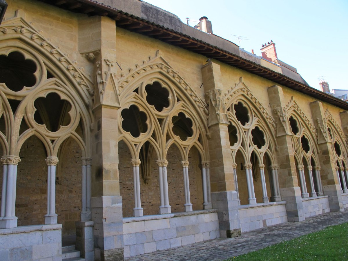 Santa Maria katedrala, klaustroa