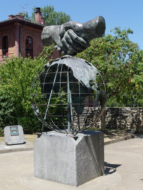 Anaitzeen plazako eskultura, Oñati