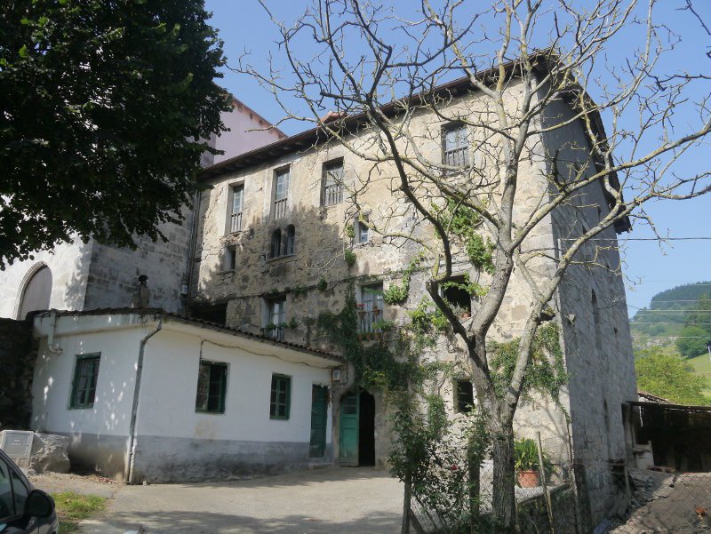 Jauregiaren aldameneko etxea