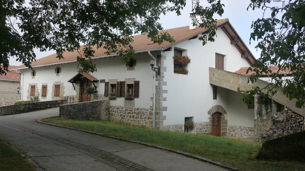 Herriko etxea, Mugiro