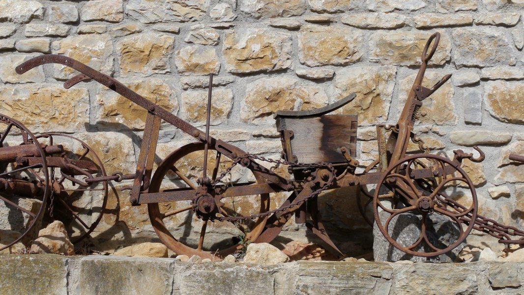 Baserriko tresna zaharrak Beasoaingo atari batean