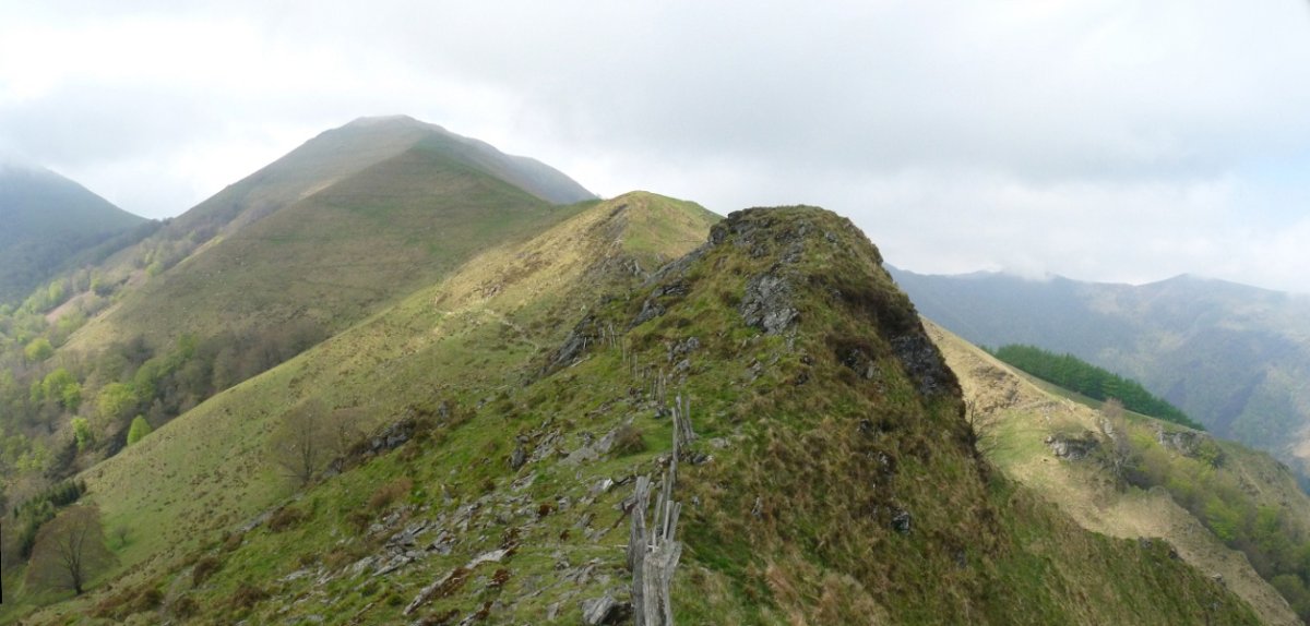 Mairubaratzeta gaina. Atzean, Mendieder