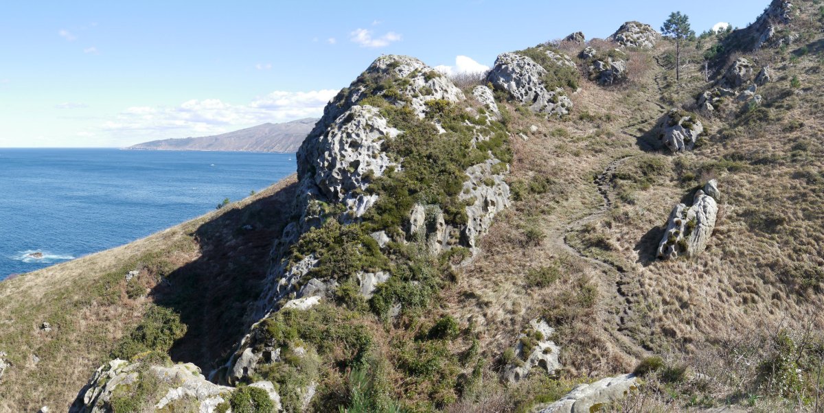 Itsasertzeko bidezidorra, beste bizkar bat gainditzen