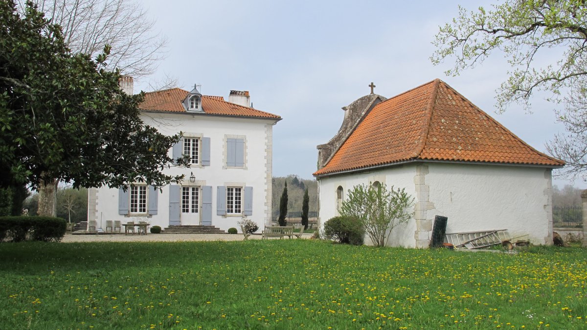 Naguile jauregia eta ermita pribatua, Mugerre