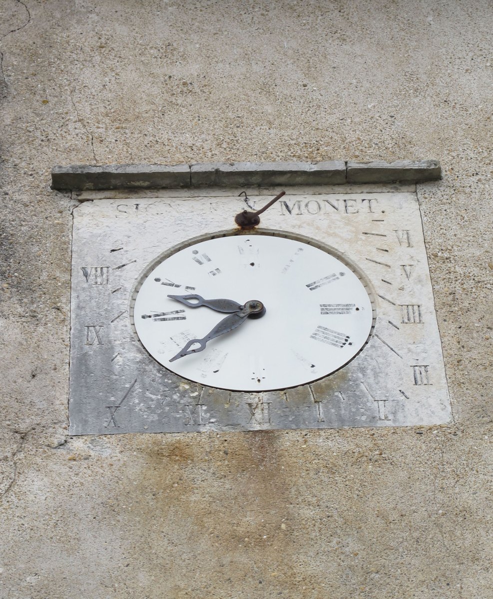 Bi motatako erlojua elizan fatxadan, Mugerre