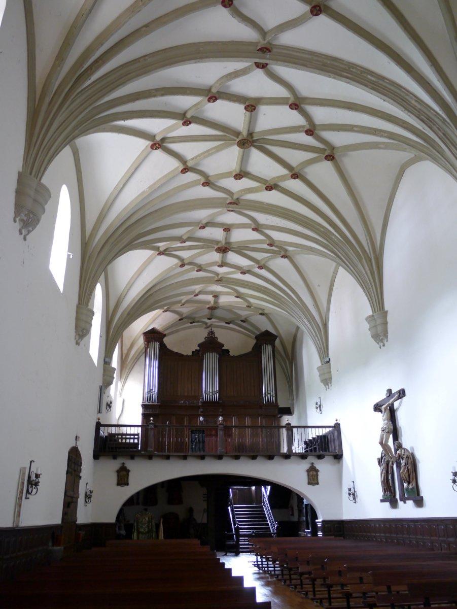 Santa Maria eliza, Etxalar