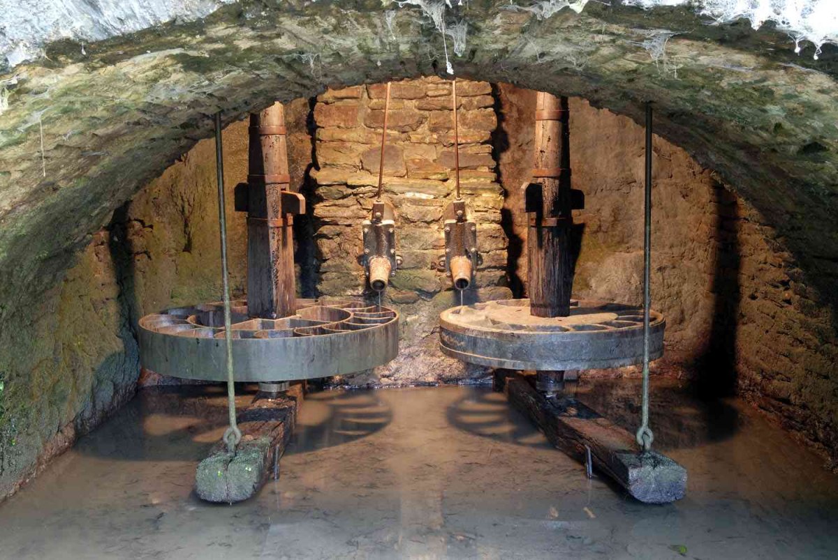 Agorregi burdinola, Aia