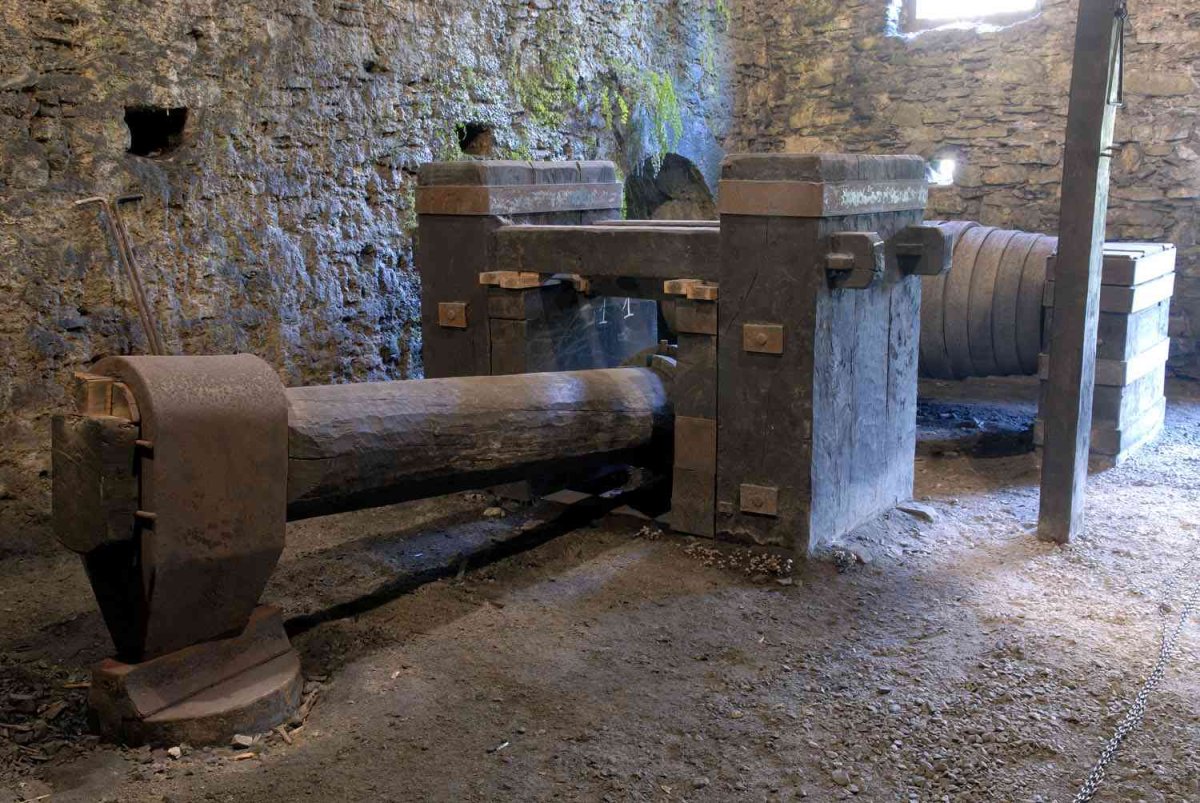 Agorregi burdinola, Aia