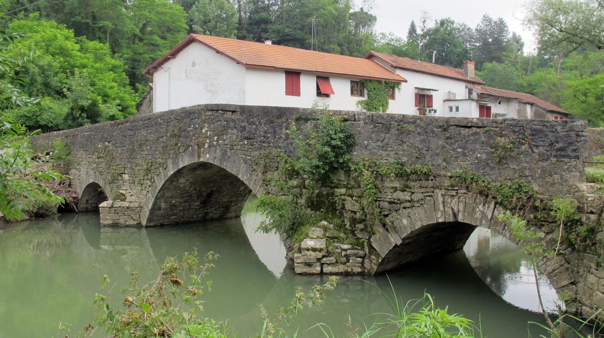 Erdi Aroko Zubia Le Lihoury erreka gainean, Bidaxune
