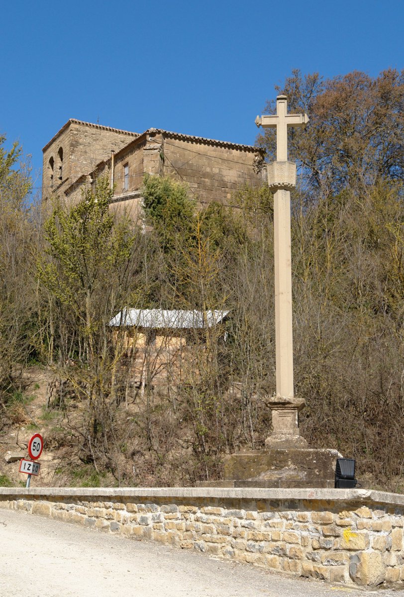 Gurutzea herriaren sarreran eta San Martin eliza, Izko