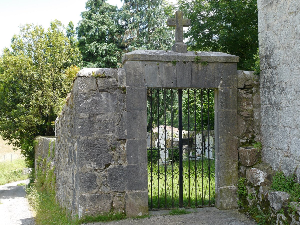 Hilerri txiki bat dauka aldamenean